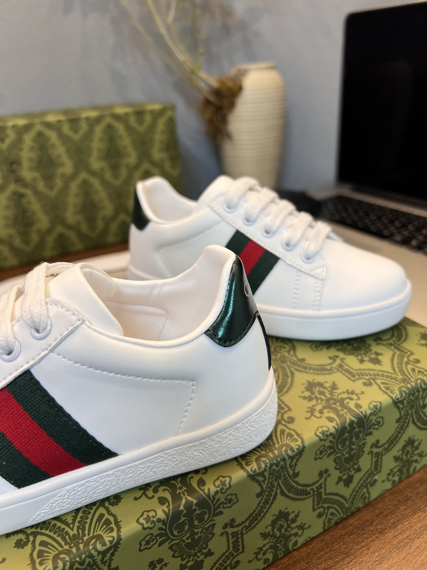 Children's shoes child